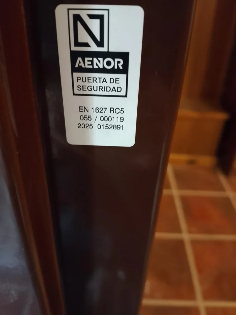 Puerta homologada y certificada AENOR Etiqueta que garantiza la certificación de un producto homologado