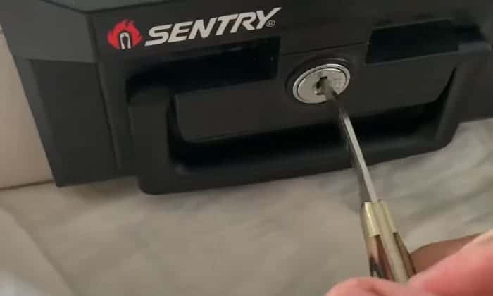 ¿Cómo abrir una caja fuerte sin llave?