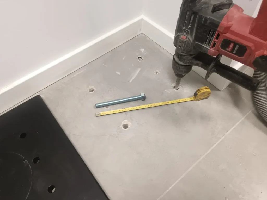 Realización de anclaje en el suelo de una caja fuerte