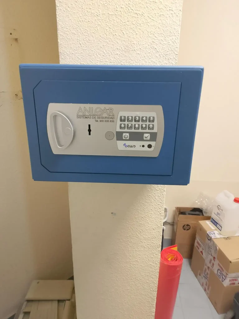 Caja fuerte anclada en pared