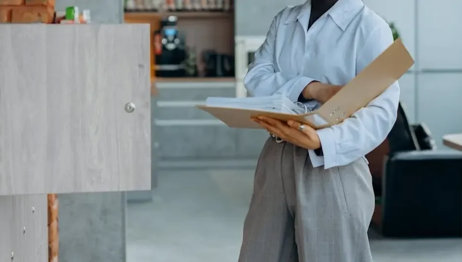 Uso de un armario de documentos barato