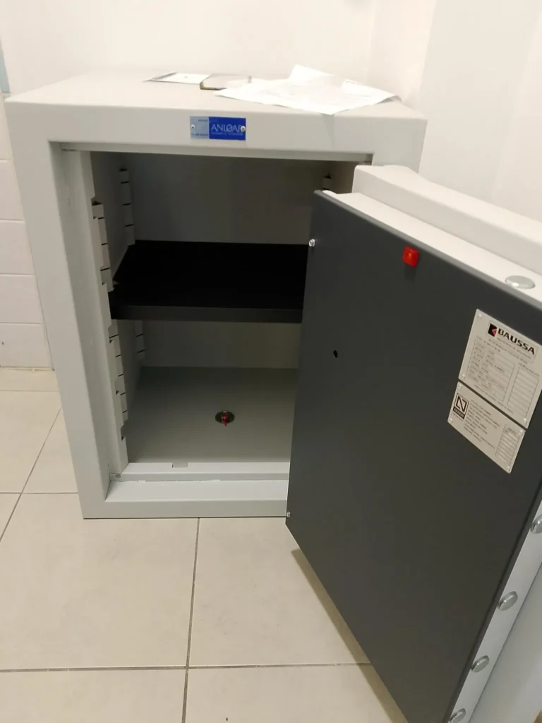 caja_fuerte_anclada_administracion_loteria Caja fuerte de grado de seguridad IV anclada al suelo en una Administración de Loterias