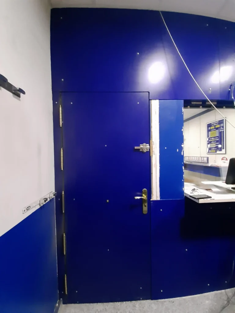 Puerta y chapa antibala instalada en administracion de loterias