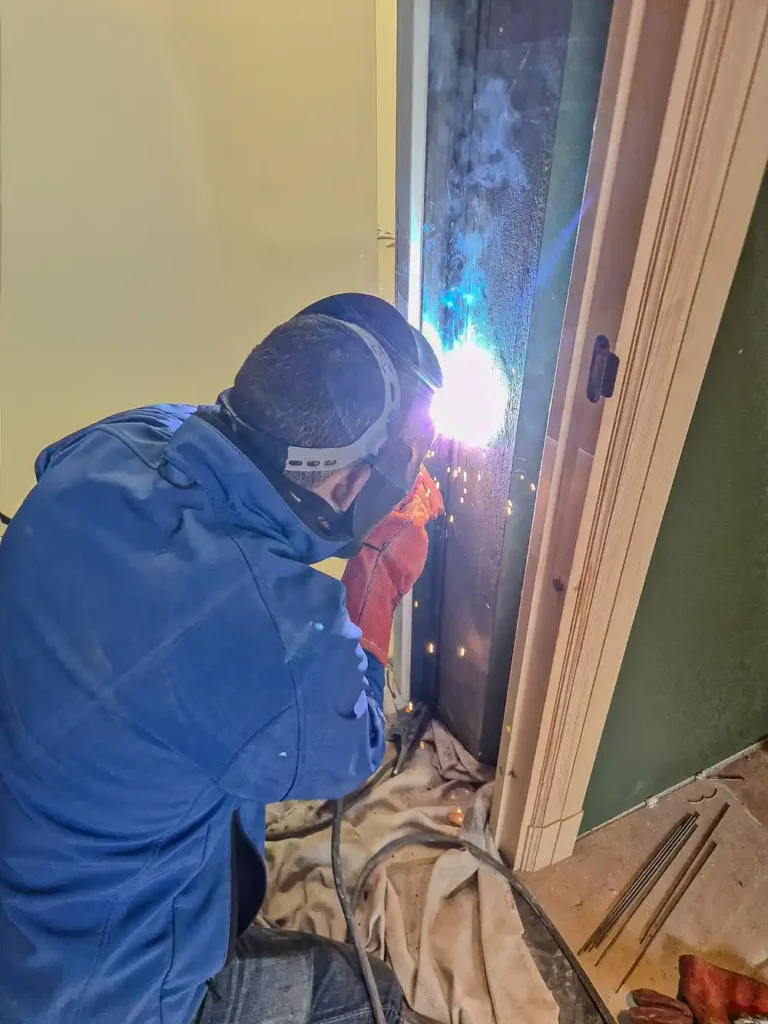 puerta acorazada en proceso de instalación