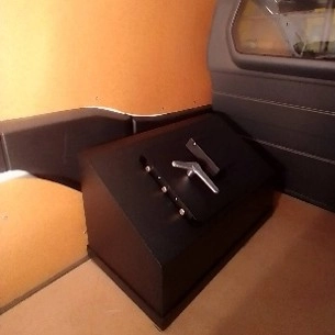 Caja fuerte instalada en maletero de vehículo de transporte de fondos