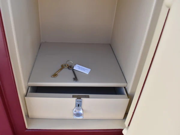 Interior de caja fuerte vintage con cajón y llaves