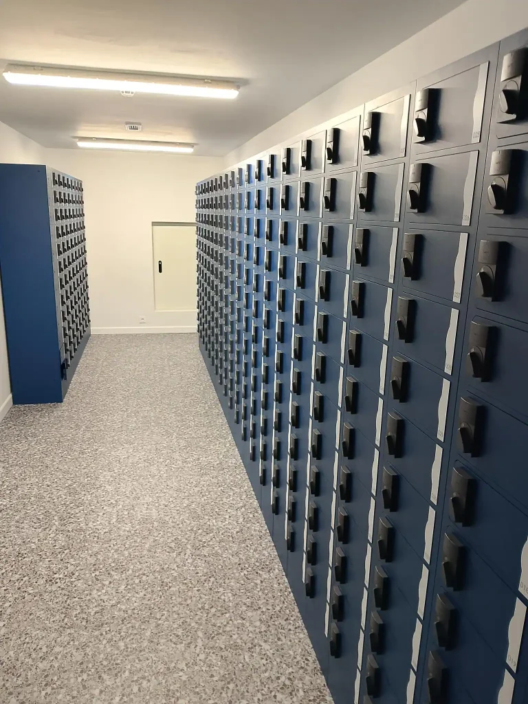 Casilleros individuales anclados entre sí y anclados a la pared para la custodia de armas para cuerpos de seguridad