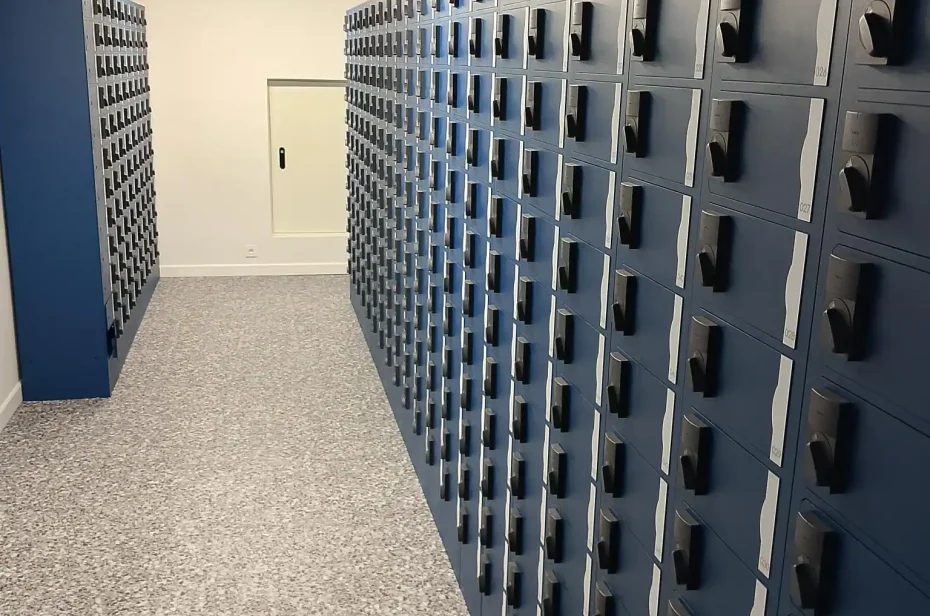 Casilleros individuales anclados entre sí y anclados a la pared para la custodia de armas para cuerpos de seguridad
