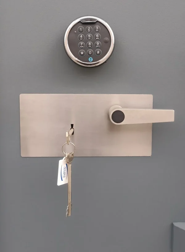Sistema de cierre, pomo llave y electrónico de una caja fuerte de sobreponer.