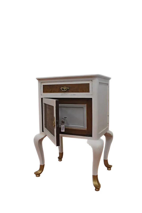 Interior de mesilla vintage con caja fuerte camuflada