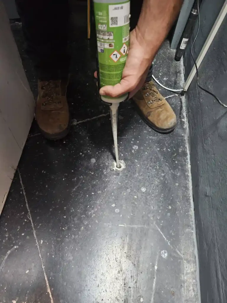 Anclaje en instalacion de caja fuerte para una joyería