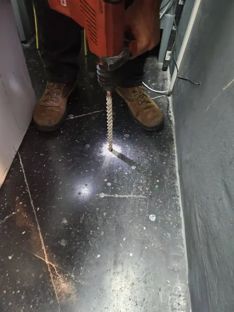 Anclaje en instalacion de caja fuerte para una joyería