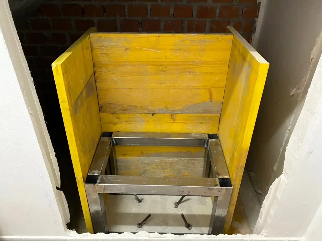 Estructura de madera para colocar una caja fuerte tipo empotrar