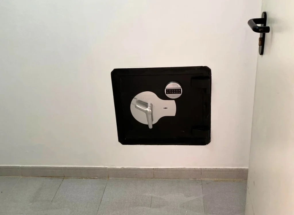 Caja fuerte de Grado I empotrada en la pared de un domicilio