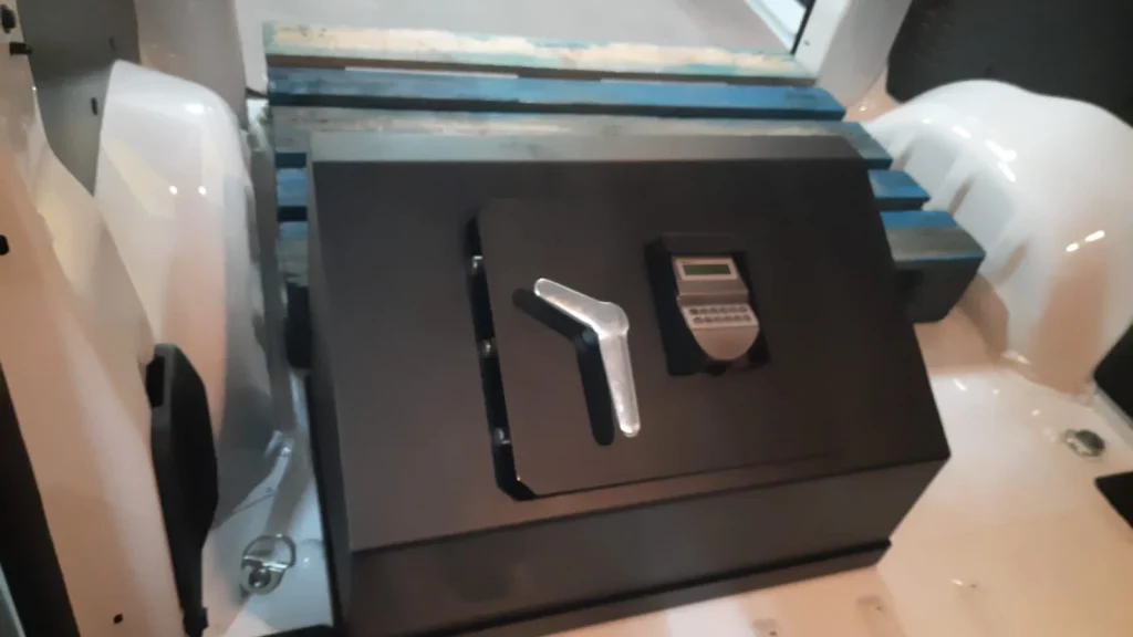 Caja fuerte para transporte de valores instalada en la parte de atrás de un vehículo