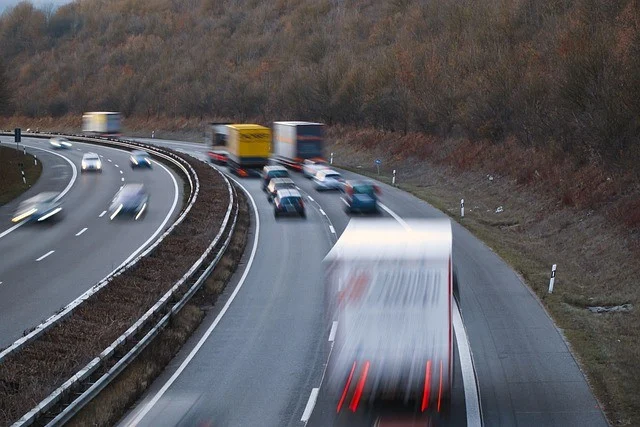 Carretera con vehículos en movimiento