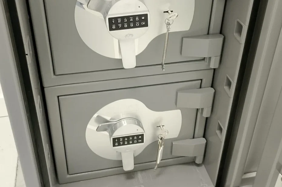 Recinto de grado III con armeros de Grado III para delegación de seguridad