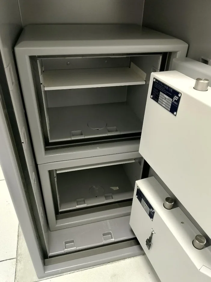 Dos armeros de Grado 3 para la custodia de armas y munición metálica