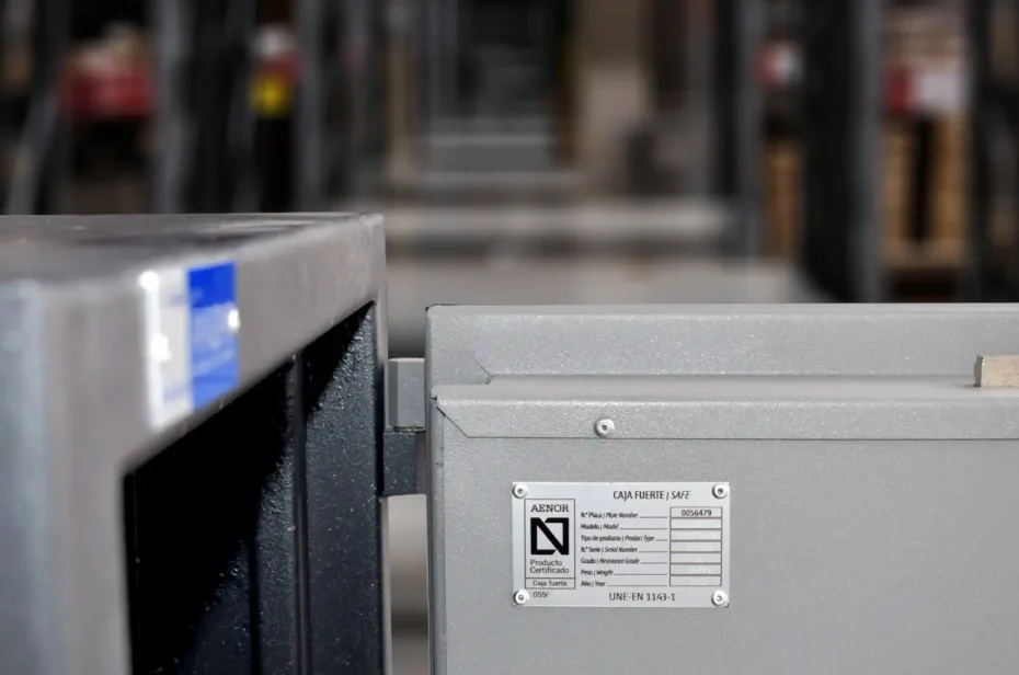 Placa de certificado de seguridad UNE EN 1143-1 en caja fuerte