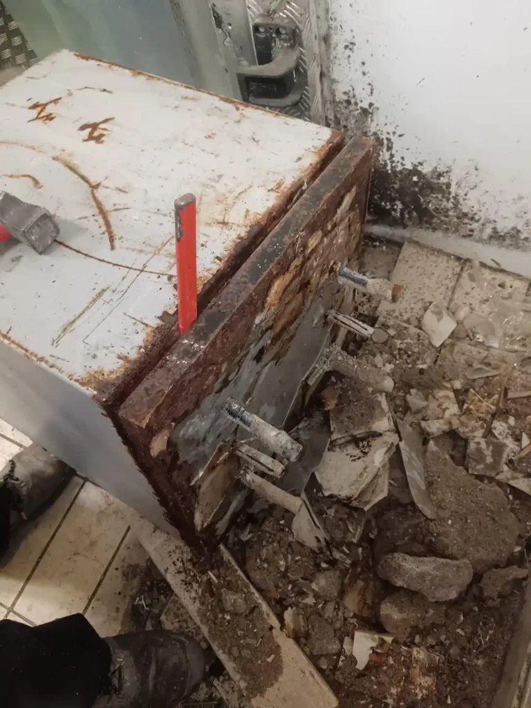 Caja fuerte mal estado Caja fuerte en mal estado por alta humedad