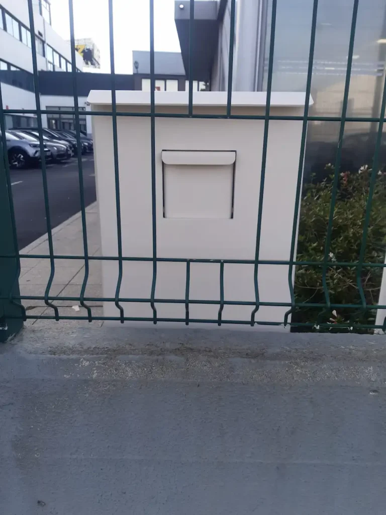 Caja fuerte con buzon para deposito de objetos medianos como llaves