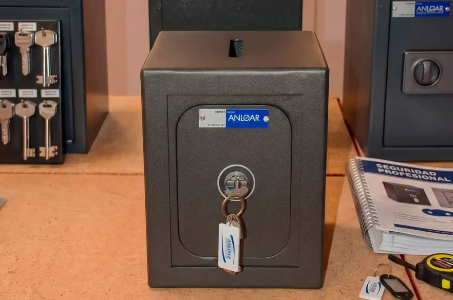 Caja fuerte pequeña con ranura para el deposito de efectivo