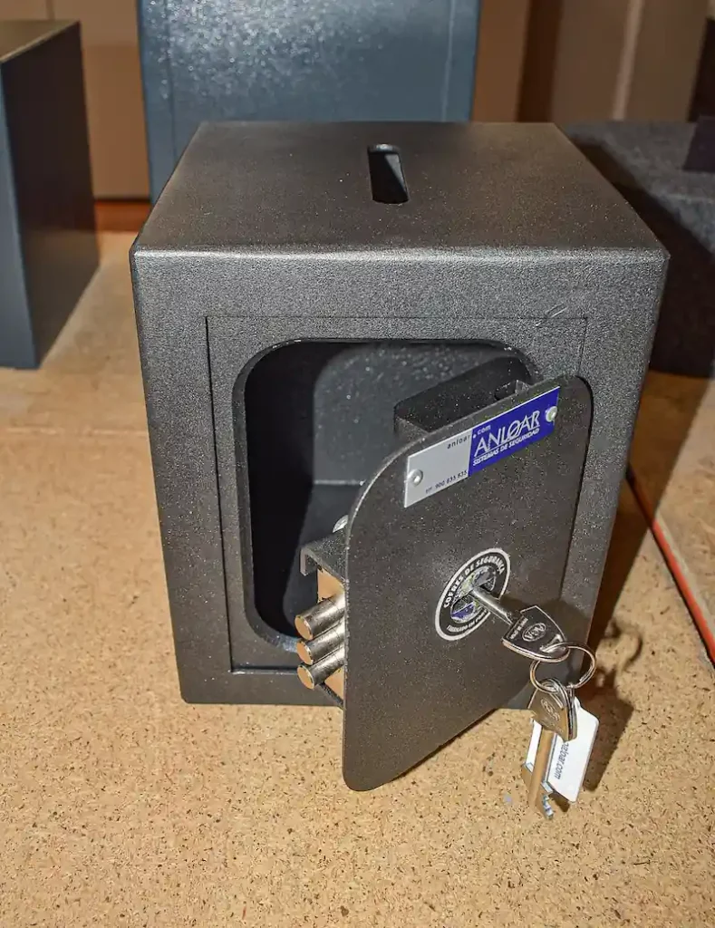 Caja fuerte pequeña con ranura fabricada a medida por Anloar
