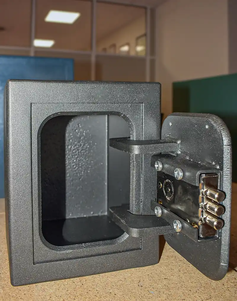 Caja fuerte pequeña con ranura fabricada a medida por Anloar con puerta abierta
