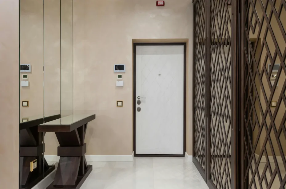 Puerta acorazada en un piso